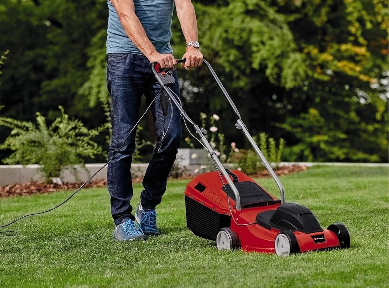 Un homme qui utilise une tondeuse à gazon électrique.