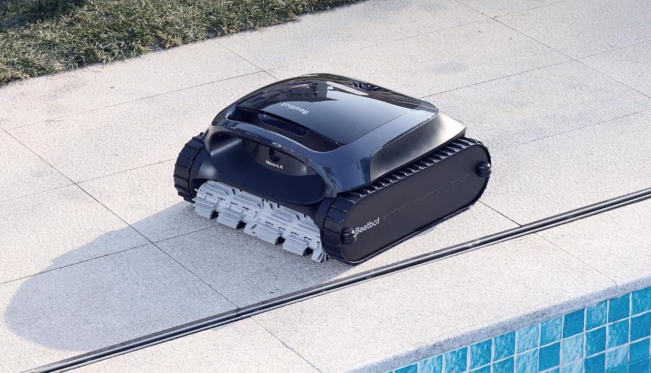 Un robot piscine sur le rebord d'une piscine.