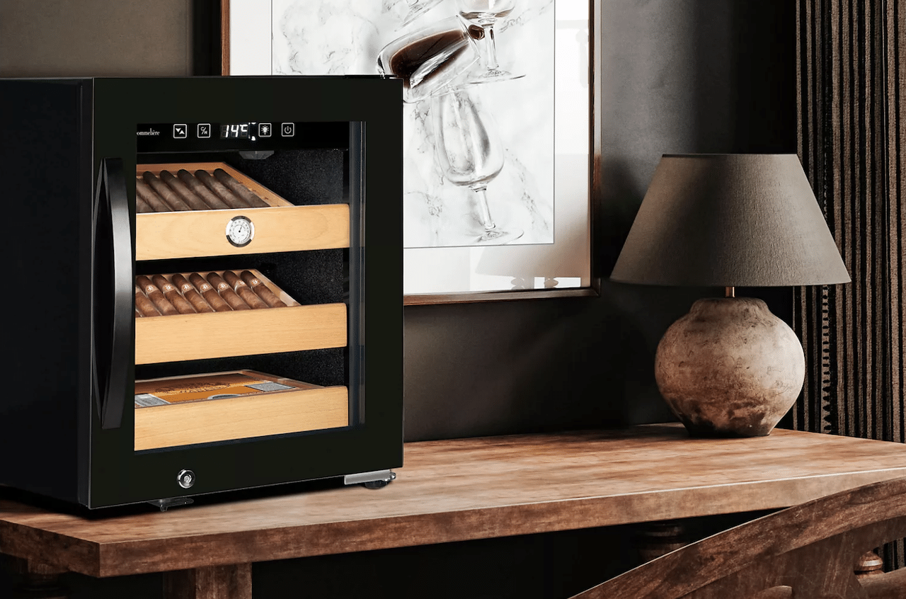 Une cave à cigares posée sur une table en bois.