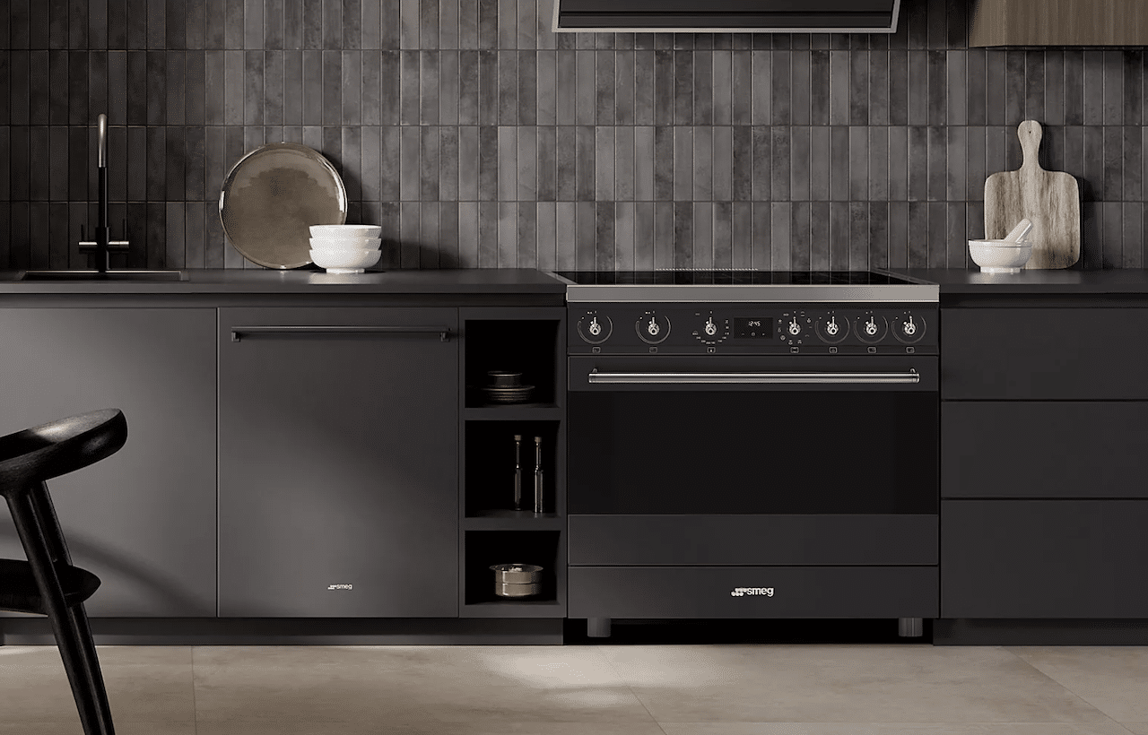 Une cuisinière élégante incrustée dans une cuisine moderne.