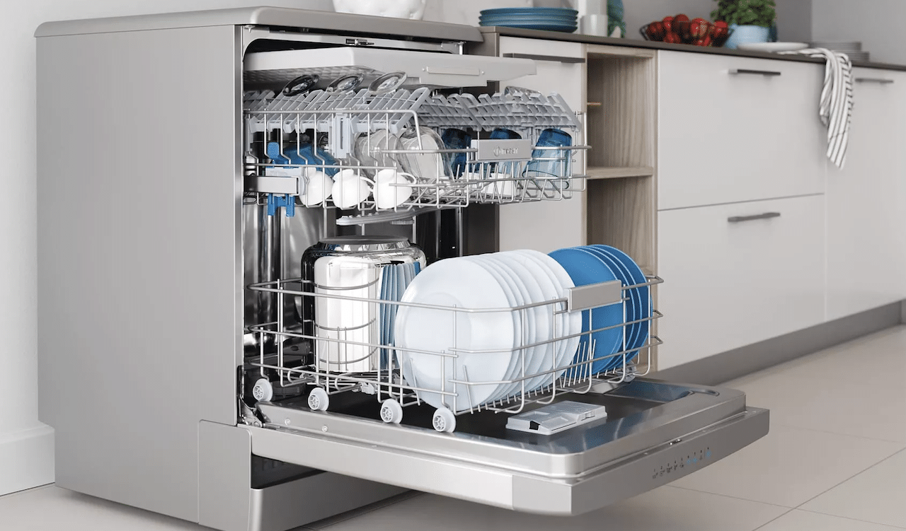 L'intérieur d'un lave-vaisselle encastrable.