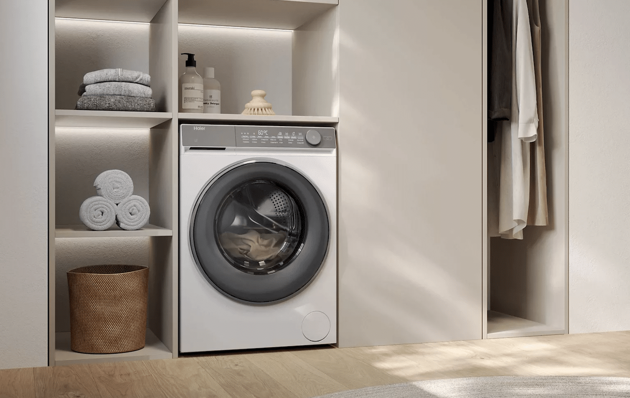 Un lave-linge disposé dans une buanderie.