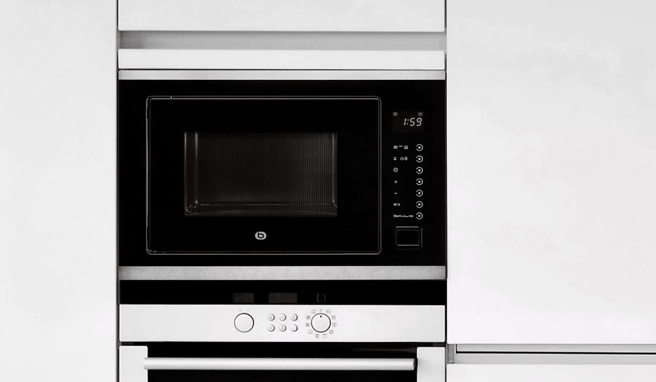 Un micro-ondes encastrable.