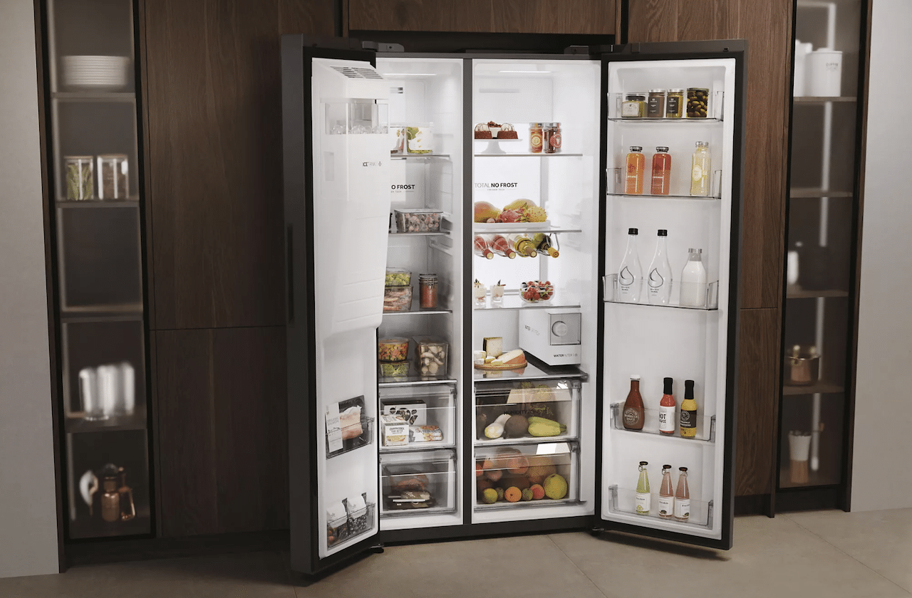 Un réfrigérateur encastrable dans une cuisine moderne.