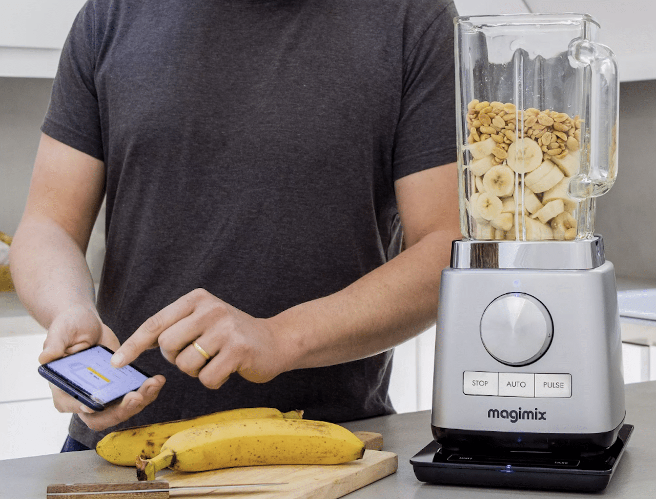 Un homme qui se prépare un smoothie grâce à un blender professionnel.