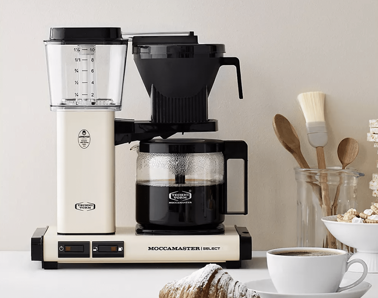 Une cafetière dans une cuisine moderne.