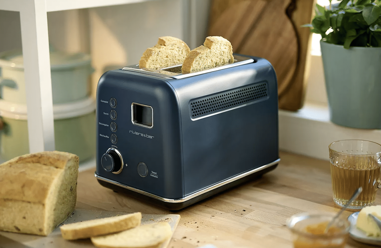 Un grille-pain sur un plan de travail en bois.