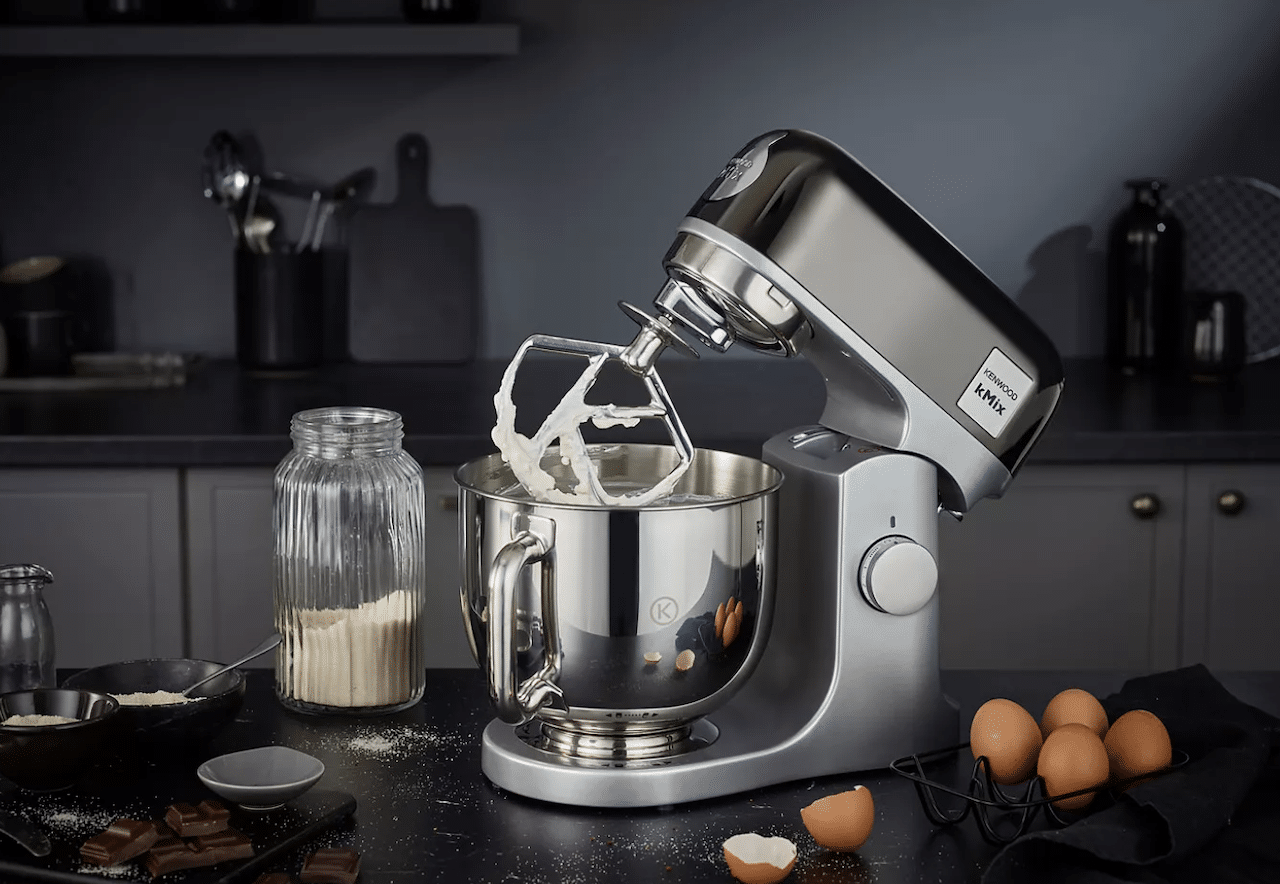 Un robot pâtissier de la marque Kenwood dans une cuisine moderne.