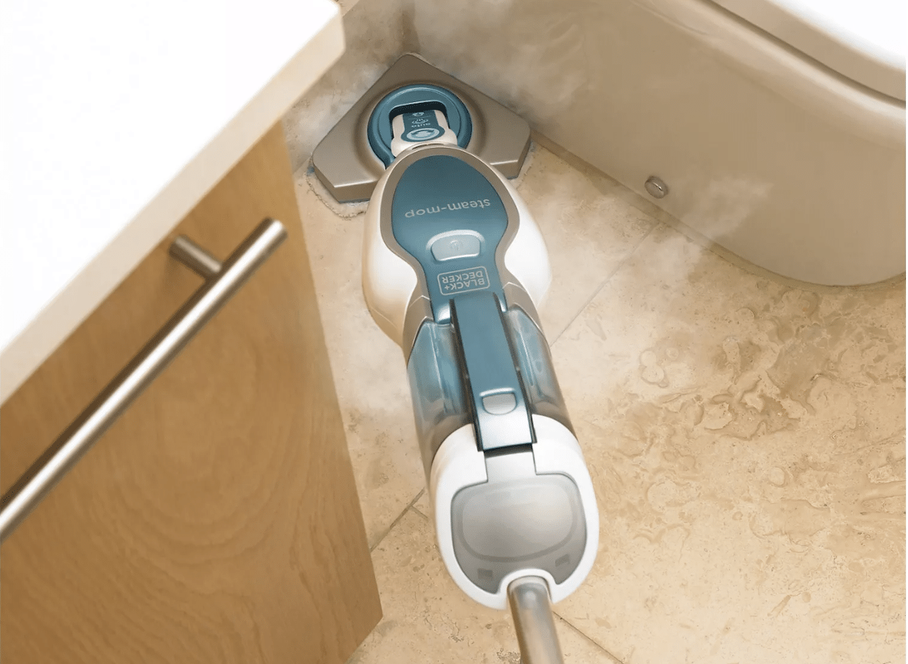 Un balai vapeur sur du carrelage de salle de bain.