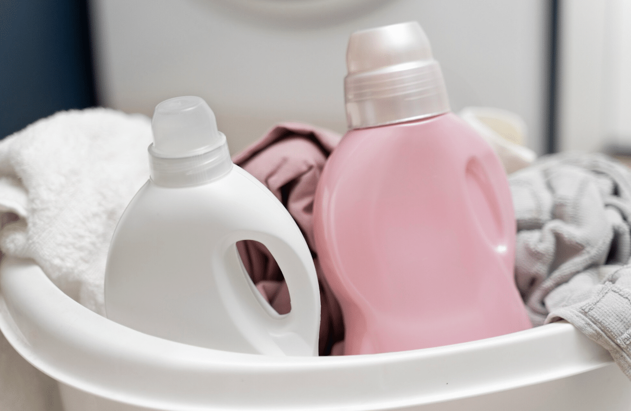 Un panier à linge avec de la lessive de lave-linge.