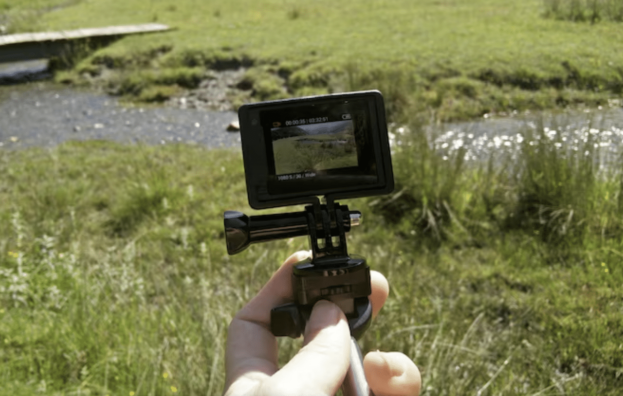 Une personne qui utilise une caméra d'action/sport en randonnée.