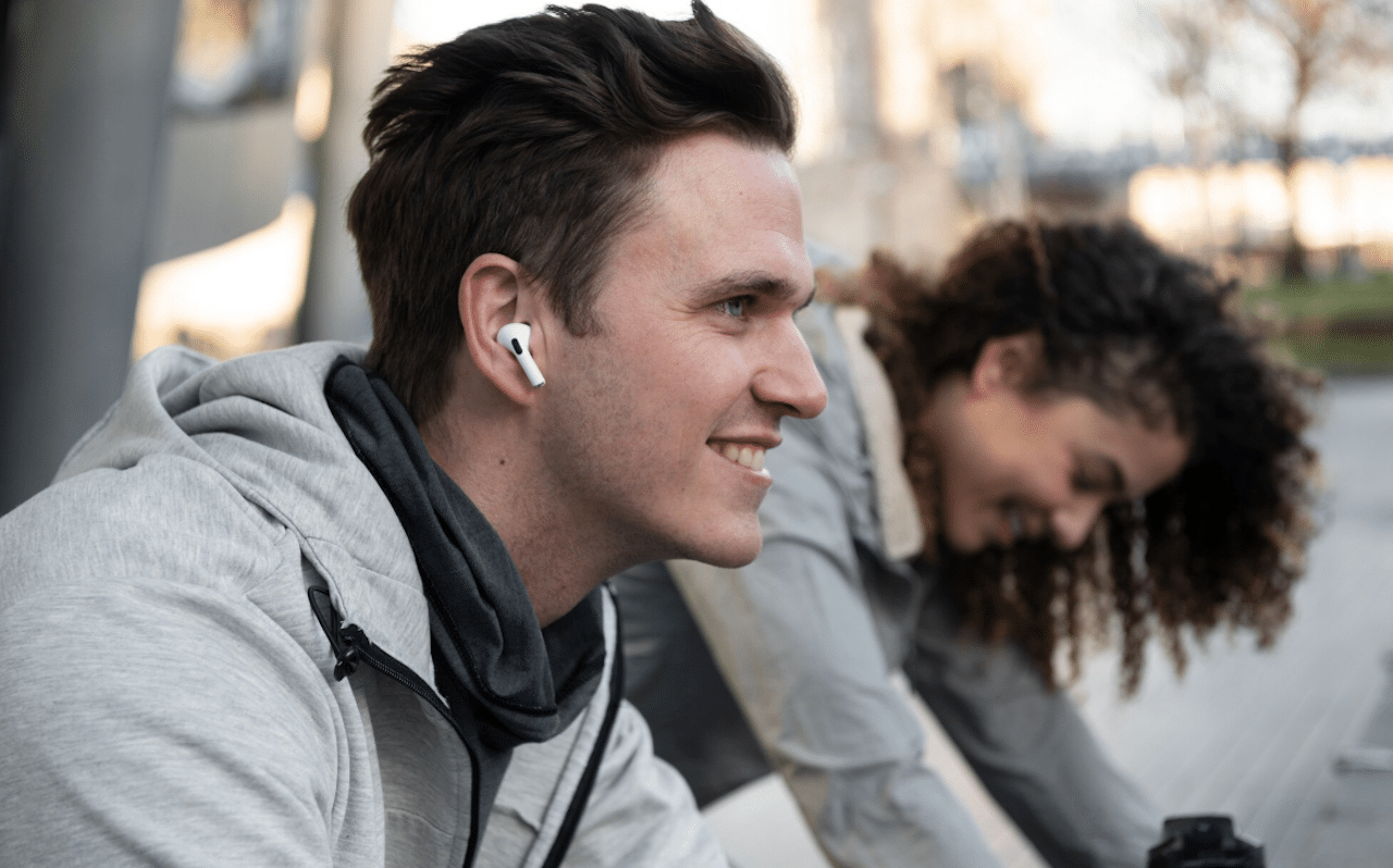 Un homme qui fait du sport avec des écouteurs bluetooth.