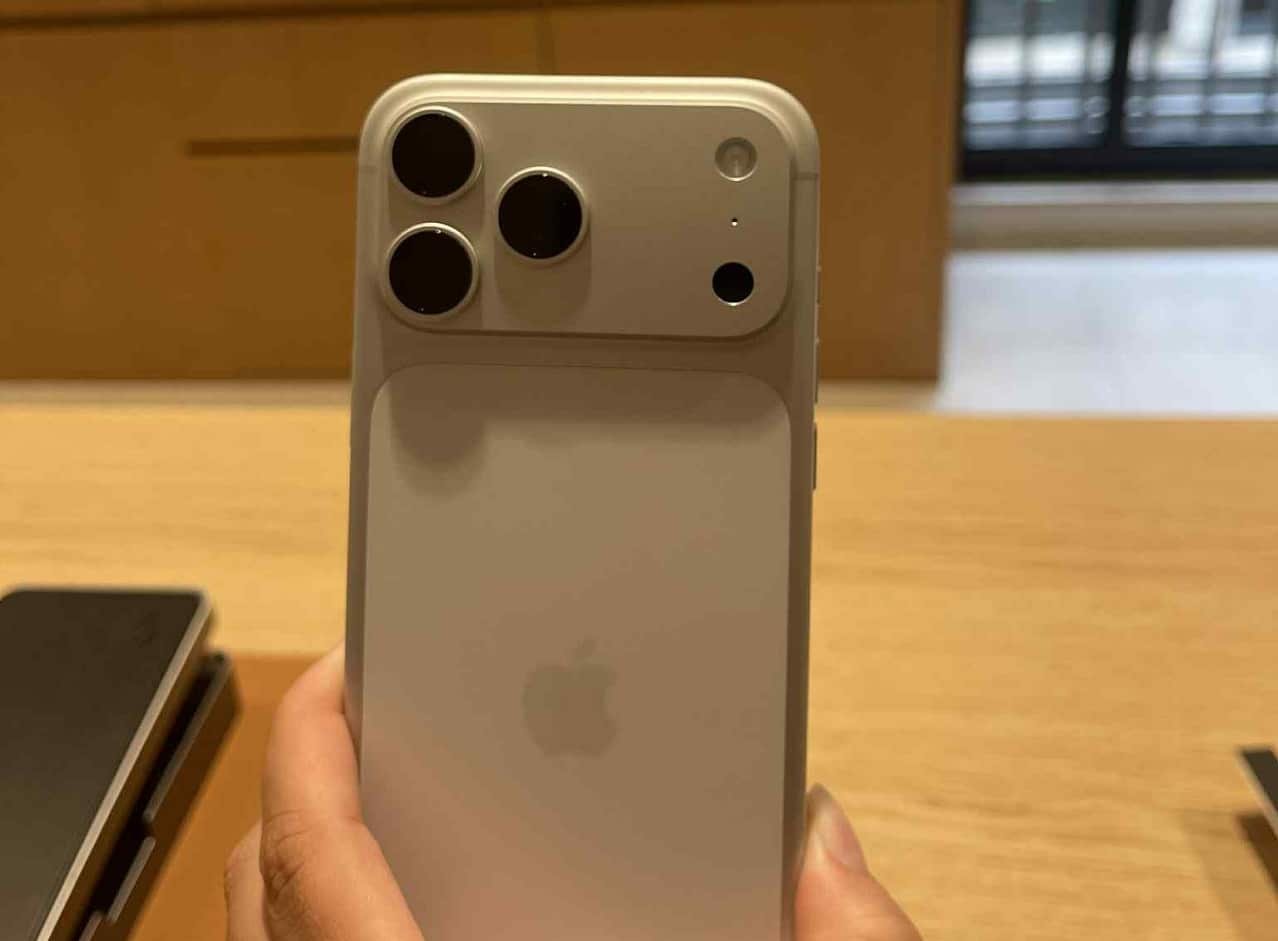 iPhone 17 Pro Max tenu en main face arrière visible