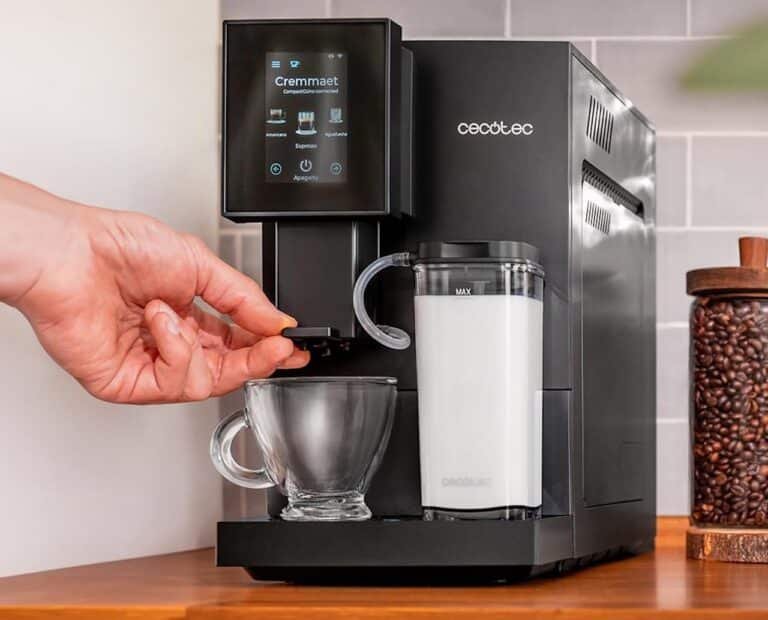 Une personne qui utilise une cafetière de la marque Cecotec.