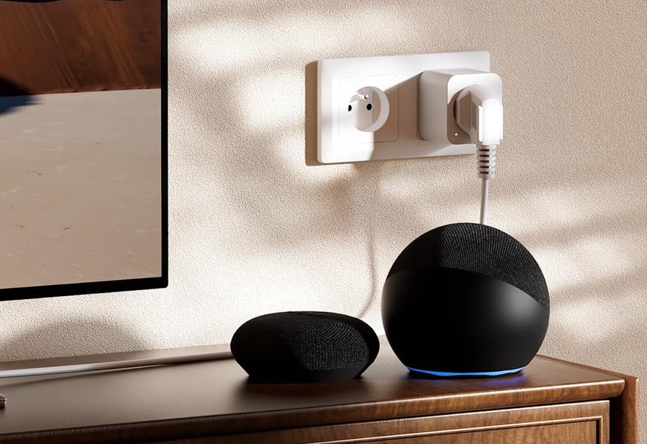 Des assistants vocaux branchés sur une prise électrique connectée.