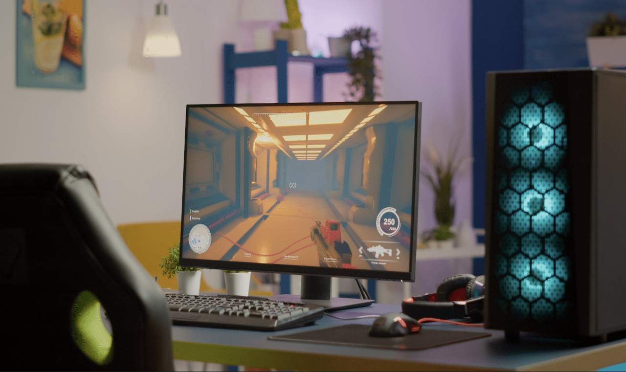 Un set up de gamer avec une tour et un PC fixe gamer.