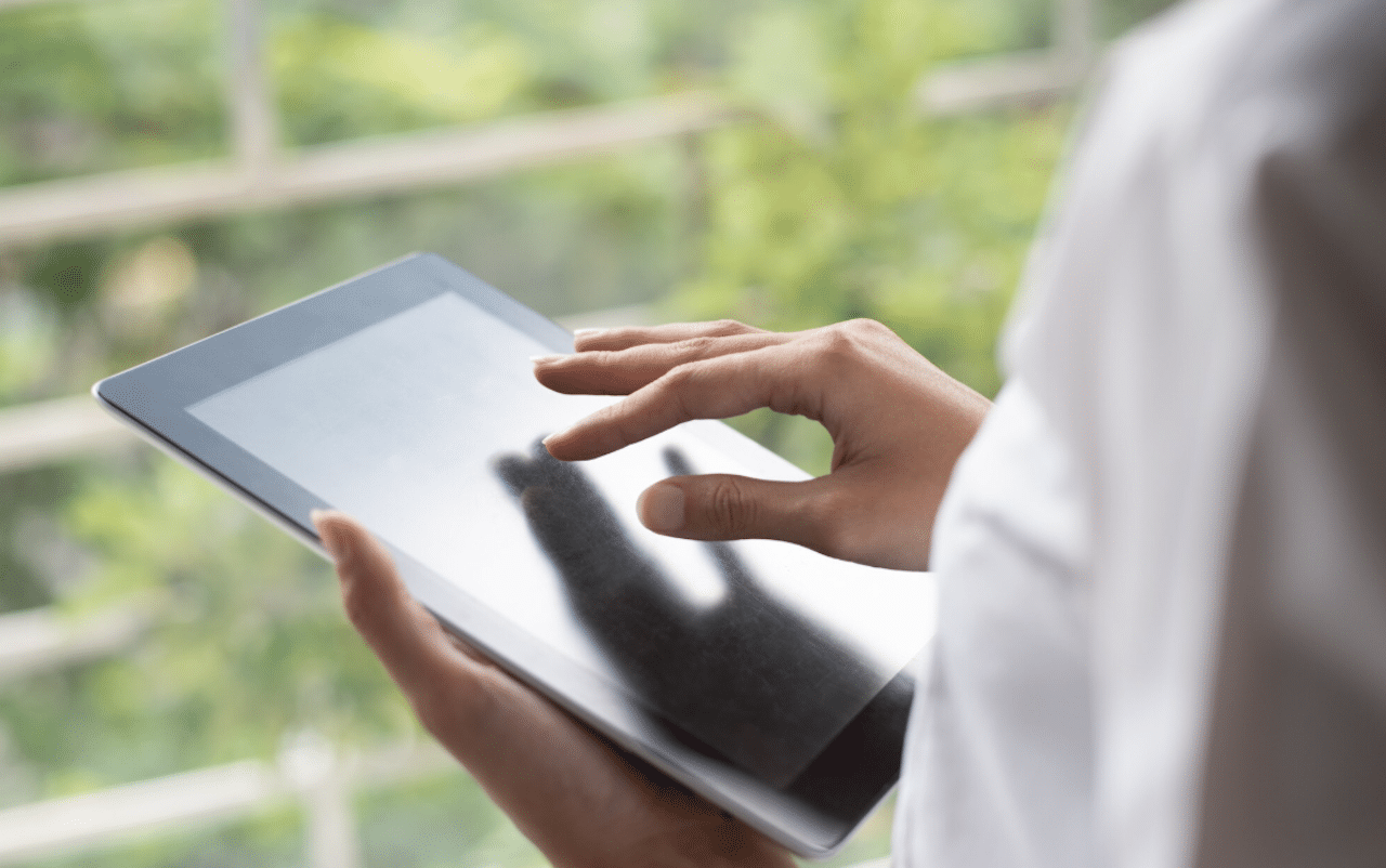 Une personne qui utilise une tablette tactile.