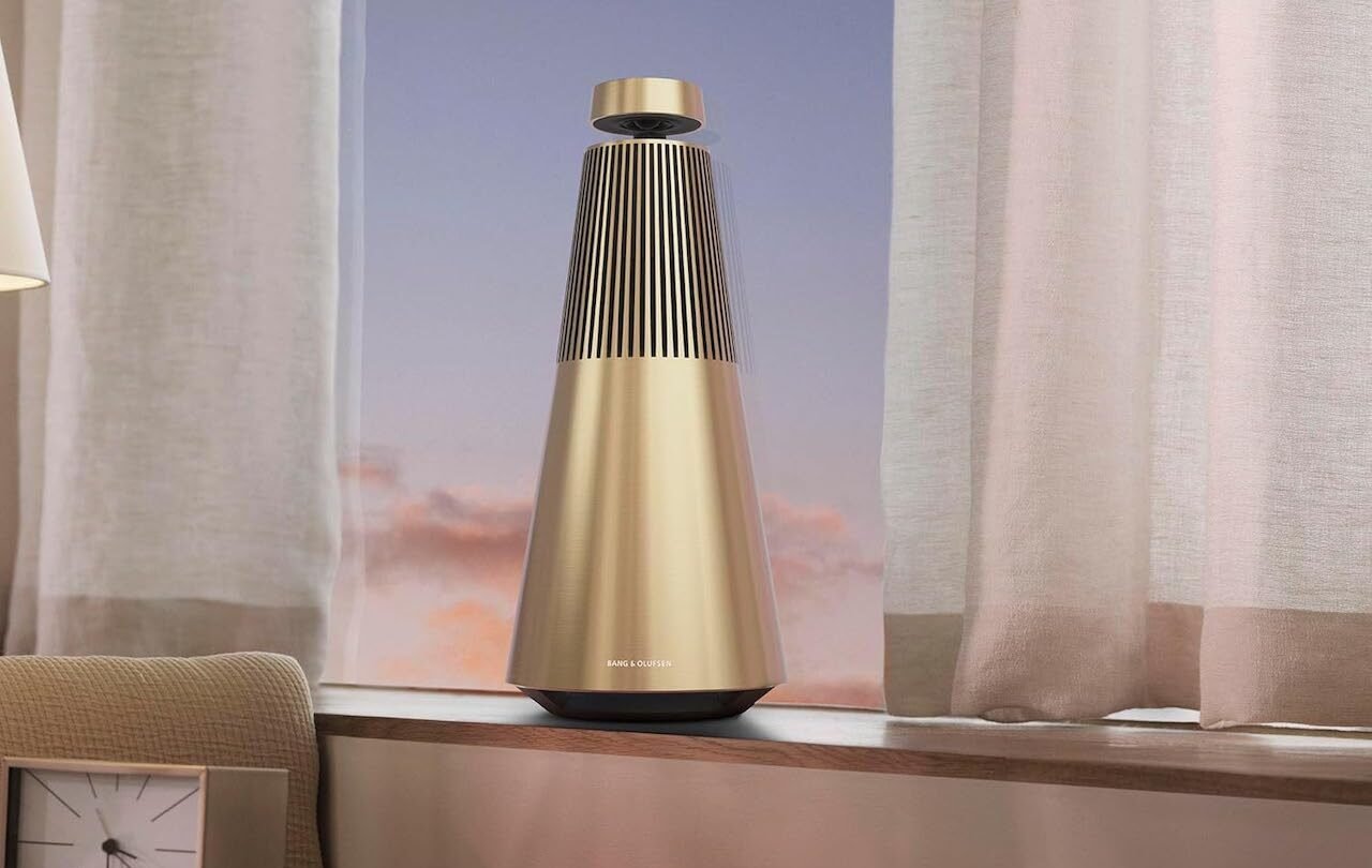 Une enceinte domestique de la marque bang & Olufsen situé près d'une fenêtre.