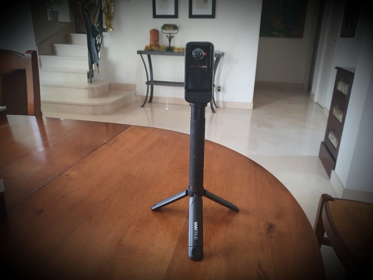 Dashcam Vantrue E360 ACE sur son trépied